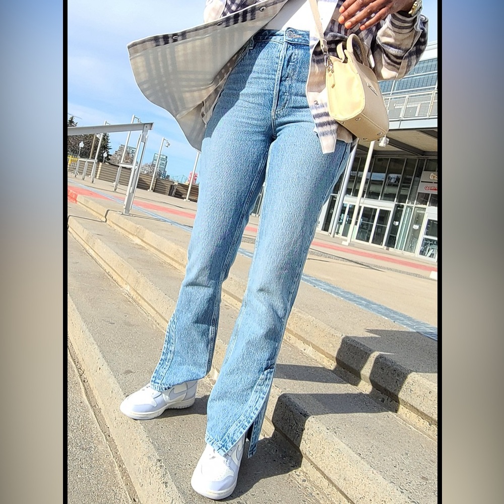 DYNAMITE - Split Hem Jeans,Size 25. Like NEW !